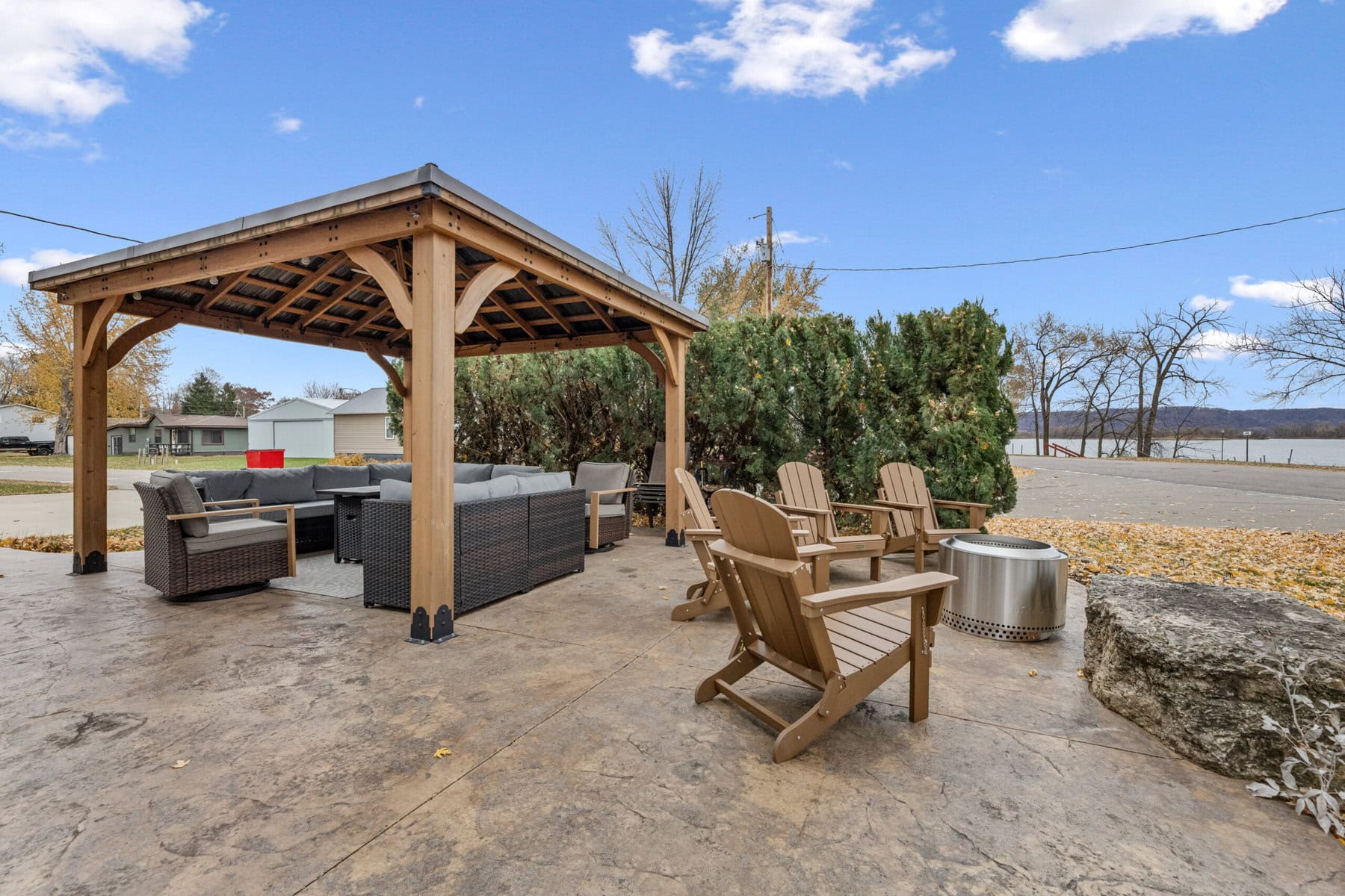 outdoor space Mississippi Riverfront Sunset House